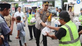 Kapolres Demak, AKBP Ari Cahya Nugraha, membagikan takjil kepada masyarakat di depan Tourist Information Center (TIC) Demak, Minggu (23/3/2025).