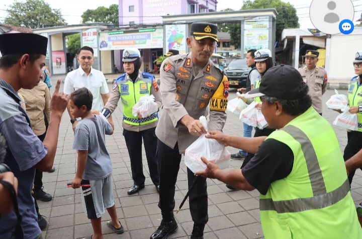 Kapolres Demak, AKBP Ari Cahya Nugraha, membagikan takjil kepada masyarakat di depan Tourist Information Center (TIC) Demak, Minggu (23/3/2025).