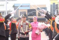 AKBP M Kasim Akbar Bantilan dan istri disambut dengan prosesi pedang pora di Mapolres Wonosobo, Senin (24/3).