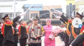 AKBP M Kasim Akbar Bantilan dan istri disambut dengan prosesi pedang pora di Mapolres Wonosobo, Senin (24/3).