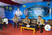 Kapolres Demak, AKBP Ari Cahya Nugraha (kanan) saat monitoring pos pengamanan Mranggen, Demak, Selasa (25/3).