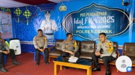 Kapolres Demak, AKBP Ari Cahya Nugraha (kanan) saat monitoring pos pengamanan Mranggen, Demak, Selasa (25/3).