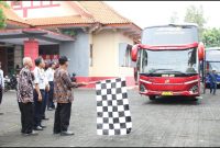 Bupati Rembang, H. Harno, secara resmi memberangkatkan empat armada bus yang akan menjemput warga Rembang di Jakarta dalam program mudik gratis.