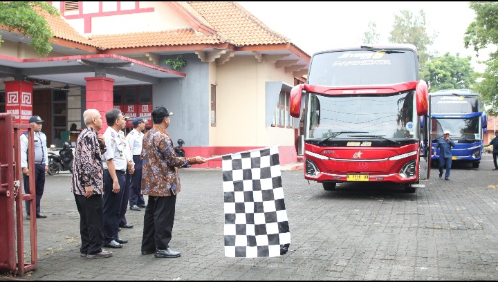 Bupati Rembang, H. Harno, secara resmi memberangkatkan empat armada bus yang akan menjemput warga Rembang di Jakarta dalam program mudik gratis.