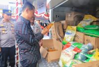 Bupati Kudus, Sam'ani Intakori mengunjungi Pasar Murah di halaman Balai Desa Undaan Kidul, Kecamatan Undaan, Selasa (25/3/2025).