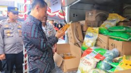 Bupati Kudus, Sam'ani Intakori mengunjungi Pasar Murah di halaman Balai Desa Undaan Kidul, Kecamatan Undaan, Selasa (25/3/2025).