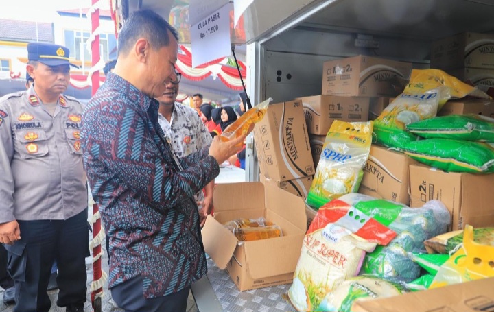 Bupati Kudus, Sam'ani Intakori mengunjungi Pasar Murah di halaman Balai Desa Undaan Kidul, Kecamatan Undaan, Selasa (25/3/2025).