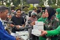 Taruna Akmil Bersama Mitra Bagikan 350 Paket Takjil untuk Masyarakat.