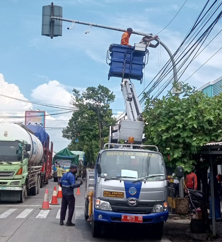 Petus sedang memasang CCTV di beberapa tempat di Kabupapen Rembang.