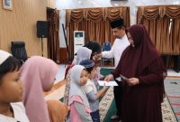 Kepala BNNP Jawa Tengah, Brigjen. Pol. Dr. H. Agus Rohmat memberikan santunan kepada anak yatim, yang berlangsung di Kantor BNNP Jawa Tengah, Jumat, (21/3/2025).