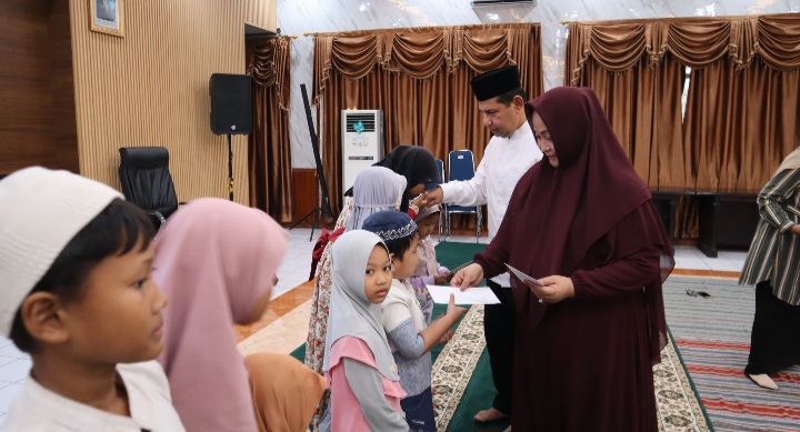 Kepala BNNP Jawa Tengah, Brigjen. Pol. Dr. H. Agus Rohmat memberikan santunan kepada anak yatim, yang berlangsung di Kantor BNNP Jawa Tengah, Jumat, (21/3/2025).