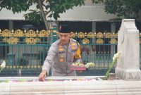 Kapolres Demak, AKBP Ari Cahya Nugraha, melaksanakan ziarah di makam Sultan Fatah dan Sunan Kalijaga dalam rangka memperingati hari ulang tahun (HUT) Kabupaten Demak ke-522, Rabu (26/3/2025).