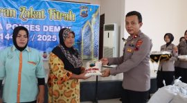 Wakapolres Demak, Kompol Satya Adi Nugraha menyerahkan paket zakat fitrah kepada masyarakat di Pendopo Parama Satwika Polres Demak, Kamis (27/3/2025).
