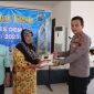 Wakapolres Demak, Kompol Satya Adi Nugraha menyerahkan paket zakat fitrah kepada masyarakat di Pendopo Parama Satwika Polres Demak, Kamis (27/3/2025).