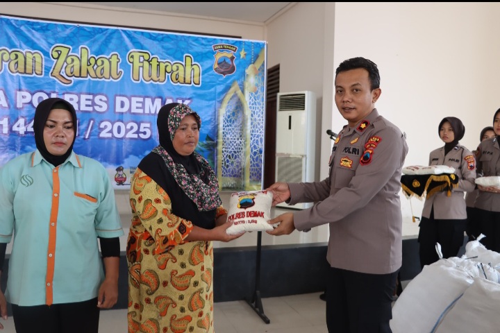 Wakapolres Demak, Kompol Satya Adi Nugraha menyerahkan paket zakat fitrah kepada masyarakat di Pendopo Parama Satwika Polres Demak, Kamis (27/3/2025).