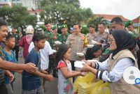 Anggota Kodim 0733/KS bersama Polrestabes Semarang bersama sama membagikan takjil gratis kepada warga yang melintas di pusat keramaian Kota Semarang, pada Kamis (27/3/2025).
