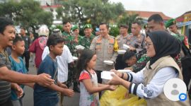 Anggota Kodim 0733/KS bersama Polrestabes Semarang bersama sama membagikan takjil gratis kepada warga yang melintas di pusat keramaian Kota Semarang, pada Kamis (27/3/2025).