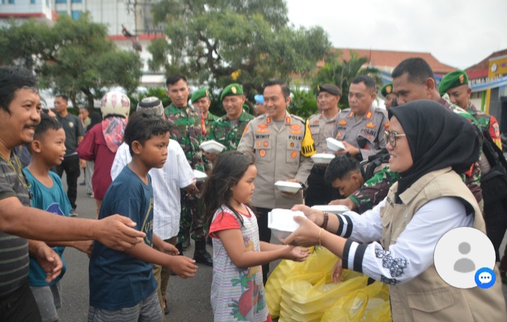 Anggota Kodim 0733/KS bersama Polrestabes Semarang bersama sama membagikan takjil gratis kepada warga yang melintas di pusat keramaian Kota Semarang, pada Kamis (27/3/2025).