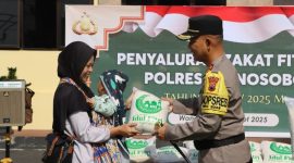 Kapolres Wonosobo, AKBP M. Kasim Akbar Bantilan, membagikan zakat fitrah kepada masyarakat kurang mampu di halaman Polres Wonosobo, Jumat (28/3/2025).