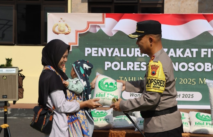 Kapolres Wonosobo, AKBP M. Kasim Akbar Bantilan, membagikan zakat fitrah kepada masyarakat kurang mampu di halaman Polres Wonosobo, Jumat (28/3/2025).