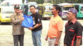 Bupati Rembang, H. Harno menyerahkan bingkisan lebaran kepada para pengemudi angkutan umum, di halaman Kantor Dinas Perhubungan Kabupaten Rembang, Jumat (28/3/2025).