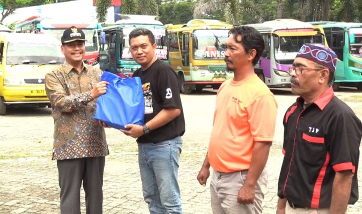 Bupati Rembang, H. Harno menyerahkan bingkisan lebaran kepada para pengemudi angkutan umum, di halaman Kantor Dinas Perhubungan Kabupaten Rembang, Jumat (28/3/2025).