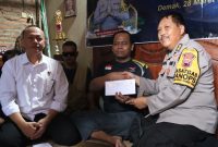 Anggota Polres Demak menyerahkan bantuan sosial kepada Persatuan Tuna Netra Indonesia (Pertuni) Kabupaten Demak, Desa Jatisono, Kecamatan Gajah, Jumat (28/3).