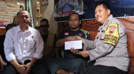 Anggota Polres Demak menyerahkan bantuan sosial kepada Persatuan Tuna Netra Indonesia (Pertuni) Kabupaten Demak, Desa Jatisono, Kecamatan Gajah, Jumat (28/3).