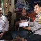 Anggota Polres Demak menyerahkan bantuan sosial kepada Persatuan Tuna Netra Indonesia (Pertuni) Kabupaten Demak, Desa Jatisono, Kecamatan Gajah, Jumat (28/3).