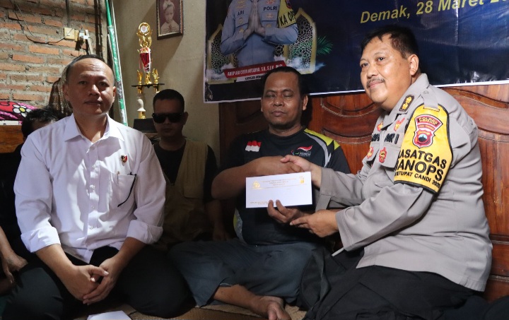 Anggota Polres Demak menyerahkan bantuan sosial kepada Persatuan Tuna Netra Indonesia (Pertuni) Kabupaten Demak, Desa Jatisono, Kecamatan Gajah, Jumat (28/3).