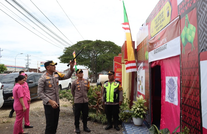 Kapolres Demak, AKBP Ari Cahya Nugraha, didampingi Ketua Bhayangkari Cabang Demak, Ny. Victoria Ari, mengunjungi Pos Pengamanan Lebaran Idul Fitri 1446 Hijriyah di wilayah Kabupaten Demak, Sabtu (29/3/2025).