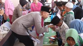 Kapolres Demak, AKBP Ari Cahya Nugraha bersama Istri menyerahkan santunan kepada anak yatim piatu, di Pendopo Parama Satwika, Polres Demak, Sabtu (29/3/2025).
