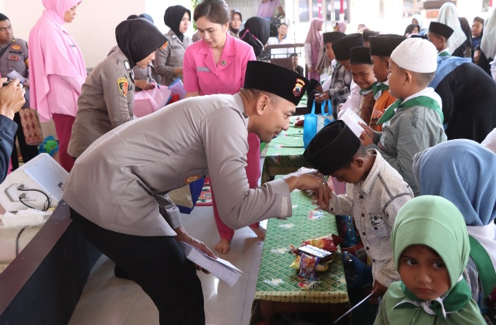 Kapolres Demak, AKBP Ari Cahya Nugraha bersama Istri menyerahkan santunan kepada anak yatim piatu, di Pendopo Parama Satwika, Polres Demak, Sabtu (29/3/2025).