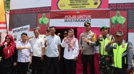 Bupati Demak Eisti'anah (tengah) dan Kapolres, AKBP Ari Cahya Nugraha, meninjau pos pengamanan lebaran, Minggu (30/3/2025).