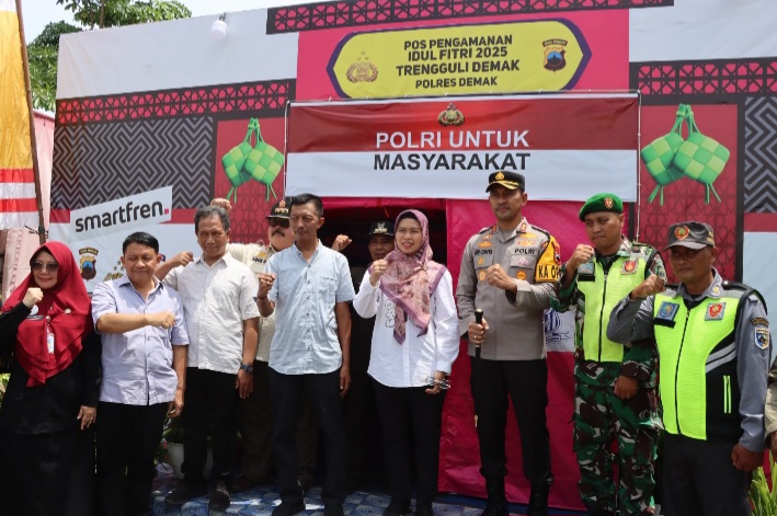 Bupati Demak Eisti'anah (tengah) dan Kapolres, AKBP Ari Cahya Nugraha, meninjau pos pengamanan lebaran, Minggu (30/3/2025).