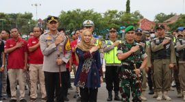 Bupati Demak, Eisti'anah (tengah), usai memimpin Apel Pengamanan Malam Takbir sekaligus Salat Idul Fitri 1446 Hijriah di Alun-alun Simpang Enam Demak, didampingi Kapolres Demak, AKBP Ari Cahya Nugraha dan Komandan Kodim 0716/Demak, Letkol Kav Maryoto.