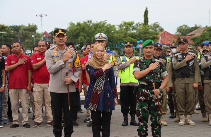 Bupati Demak, Eisti'anah (tengah), usai memimpin Apel Pengamanan Malam Takbir sekaligus Salat Idul Fitri 1446 Hijriah di Alun-alun Simpang Enam Demak, didampingi Kapolres Demak, AKBP Ari Cahya Nugraha dan Komandan Kodim 0716/Demak, Letkol Kav Maryoto.