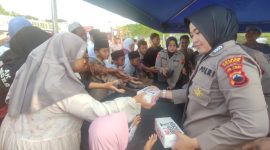 Personel Polres Demak membagikan paket nasi kotak dan minuman kepada jamaah Masjid Agung Demak usai pelaksanaan salat Idul Fitri, Senin (1/4/2025).