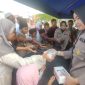 Personel Polres Demak membagikan paket nasi kotak dan minuman kepada jamaah Masjid Agung Demak usai pelaksanaan salat Idul Fitri, Senin (1/4/2025).