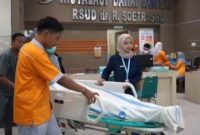 Ilustrasi para petugas IGD RSUD dr. R. Soetrasno, Rembang sedang melayani pasien.