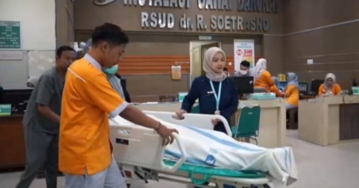 Ilustrasi para petugas IGD RSUD dr. R. Soetrasno, Rembang sedang melayani pasien.