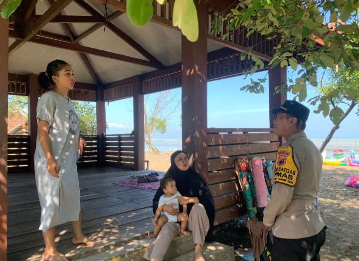 Anggota Satbinmas Polres Demak melaksanakan patroli di obyek wisata Istana Tambak Bulusan, Desa Tambak Bulusan, Kecamatan Karangtengah, Kabupaten Demak, Rabu (2/4/2025).