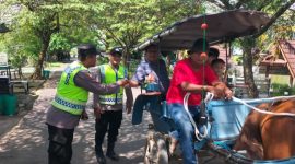 Dua personel Polsek Karanganyar sedang melaksanakan patroli dan pengamanan di obyek wisata Demak Green Garden (Degega), Kamis (3/4/2025).