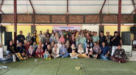 Para alumni SMPN 1 Lasem 94 yang hadir diacara halal bihalal di rumah makan Kebon Jati Kecamatan Pamotan, Kamis (3/4/2025).