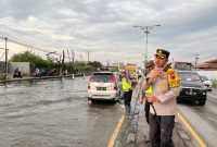 Kapolres Demak, AKBP Ari Cahya Nugraha turun langsung mengurai arus lalulintas yang macet akibat Rob di depan PT. Hartono Istana Teknologi (Polytron), Jum'at (4/4/2025).