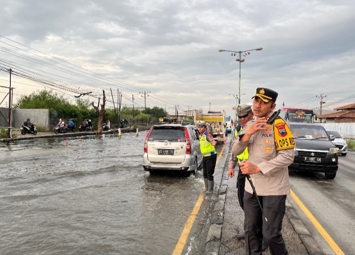 Kapolres Demak, AKBP Ari Cahya Nugraha turun langsung mengurai arus lalulintas yang macet akibat Rob di depan PT. Hartono Istana Teknologi (Polytron), Jum'at (4/4/2025).
