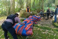 Tiga oeang anggouta Sat Samapta Polres Wonosobo sedang mengamankan balon udara liar.