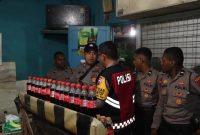 Jajaran Polres Demak berhasil mengamankan ratusan botol miras pabrikan serta miras tradisional dalam razia miras, Jumat (4/4) malam.