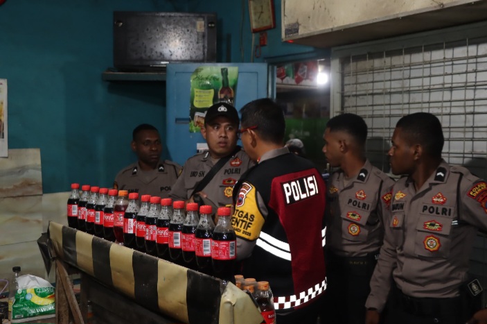 Jajaran Polres Demak berhasil mengamankan ratusan botol miras pabrikan serta miras tradisional dalam razia miras, Jumat (4/4) malam.