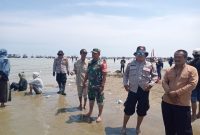Aparat Kepolisian Polres Demak dan anggota TNI sedang berjaga di lokasi tradisi Syawalan Demak, Senin (7/4).